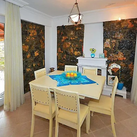 Sleeps 6 Air Con Wifi