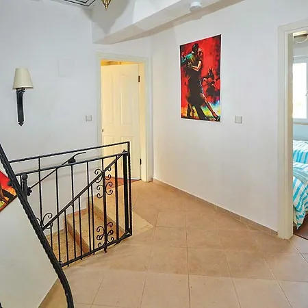 Sleeps 6 Air Con Wifi